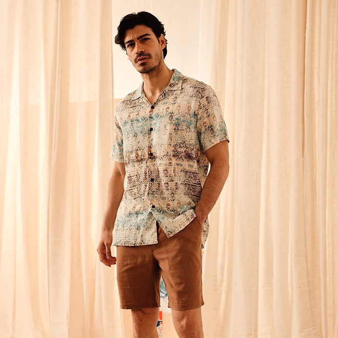 Chico con ropa de moda