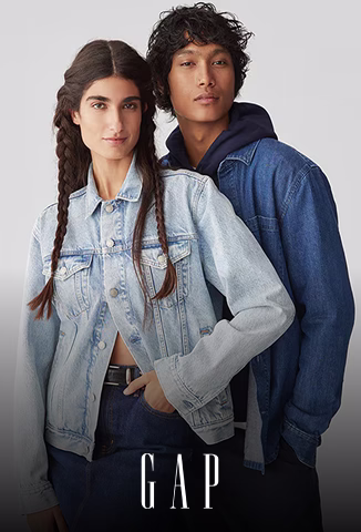 Dos modelos de Gap posando con vaqueros